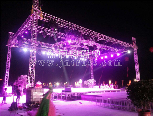 濱州中海集團航母現在搭建鋁合金舞臺和桁架